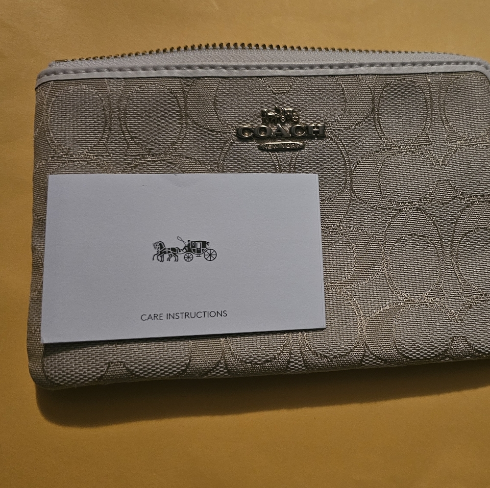 Coach - Brand New with tags wallet with strap - Picture 5 of 7